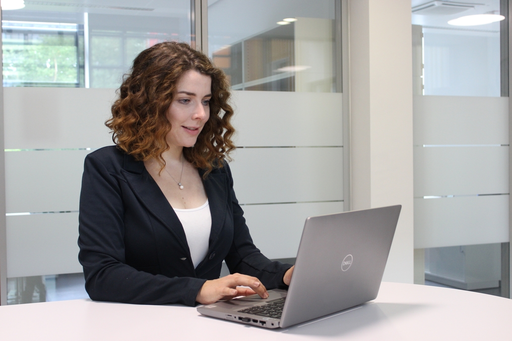 Business Frau mit Laptop